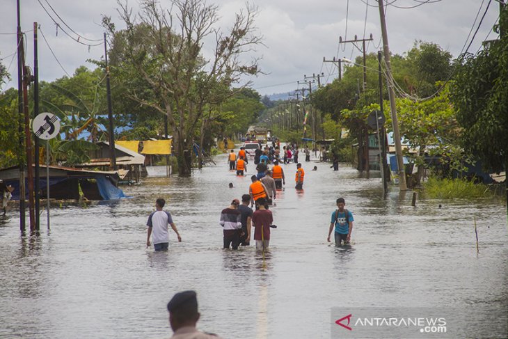 Jalan Trans Kalimantan Selatan Lumpuh Terendam Banjir