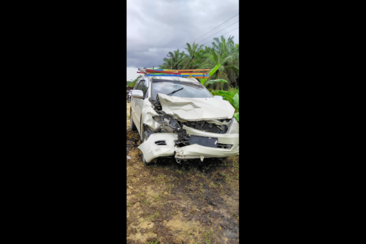 Mobil ambulan RS tabrakan dengan Innova mantan dewan, keduanya rusak