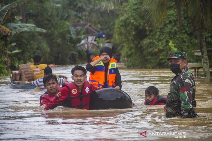 Evakuasi Warga yang terdampak Banjir di Kabupaten Banjar