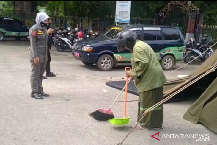 Warga Pamekasan melanggar protokol kesehatan disanksi bersihkan sampah