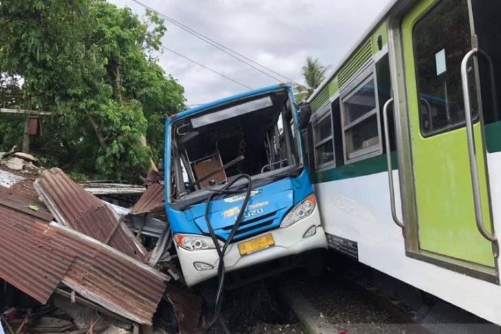 Bus Trans Padang terseret kereta bandara, warung pinggir rel hancur jadi korban