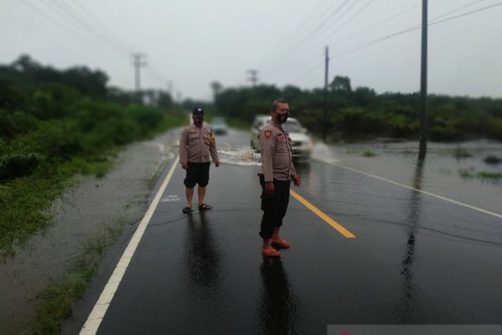Sejumlah ruas jalan Mentok-Pangkalpinang mulai tergenang air