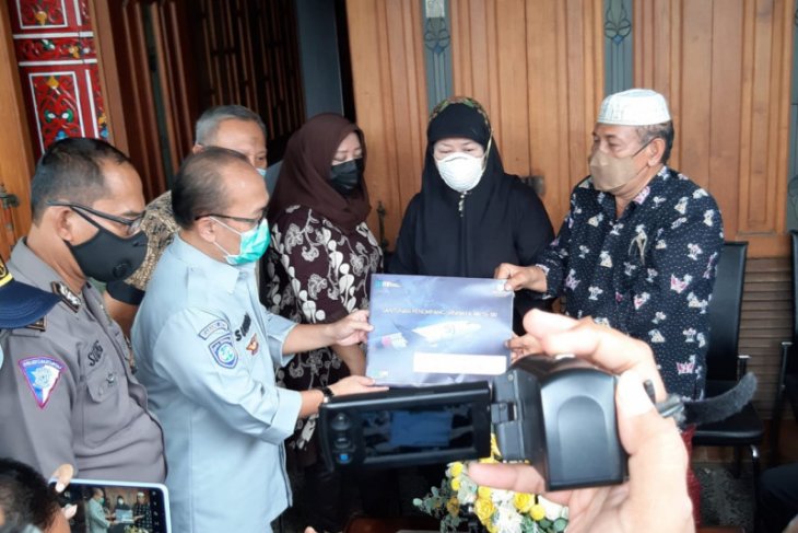 Tim DVI Polri serahkan jenazah korban Sriwijaya Air Fadly Satrianto ke keluarga