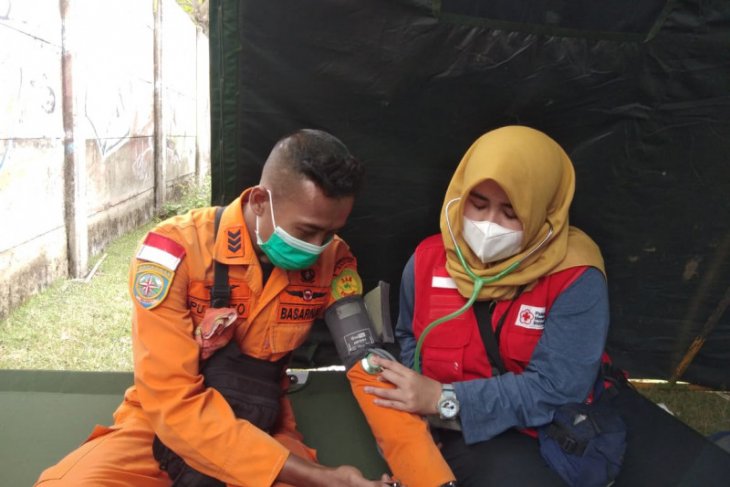 PMI kota Tangerang periksa kesehatan tim penyelam cari korban pesawat jatuh