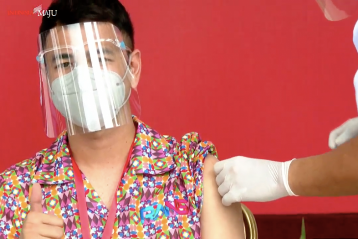 Pakai face shield dan masker, Raffi acungkan jempol usai divaksin