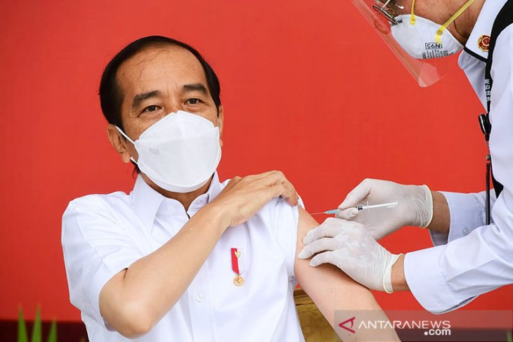 Presiden Jokowi: Saat disuntik vaksin COVID-19 tidak terasa, setelah dua jam ada sedikit rasa pegal