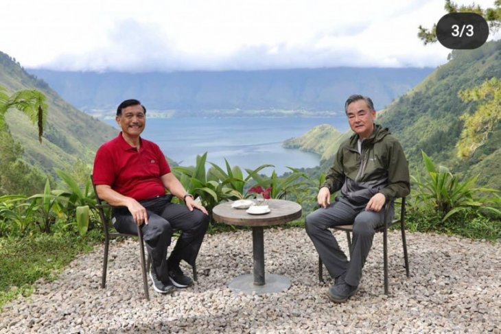 Pandjaitan invites Chinese Foreign Minister to Lake Toba