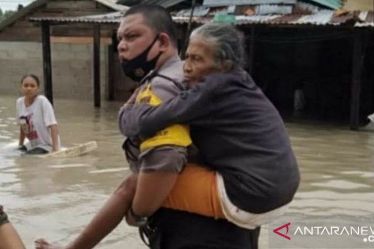 Tim gabungan evakuasi puluhan orang korban banjir di Bangka (Video)