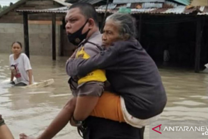 Polisi gendong lansia terobos genangan banjir memastikan tempat aman untuk mengungsi