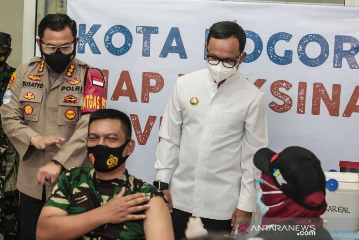 Wakil Wali Kota Kota Bogor dan para pejabat menerima suntikan vaksin