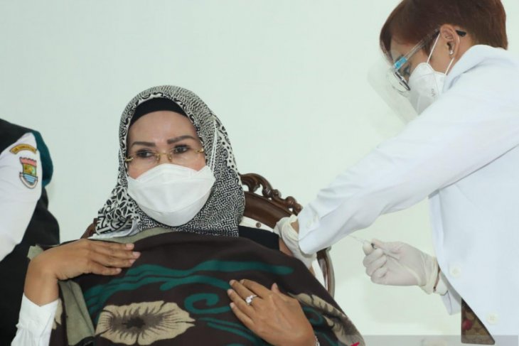 Ratu Tatu: Kita sudah divaksin, semoga jadi penyemangat masyarakat