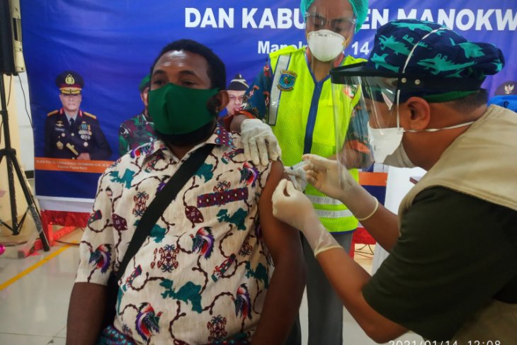 Ketua Dewan Adat Papua Domberai pun turut divaksin COVID-19