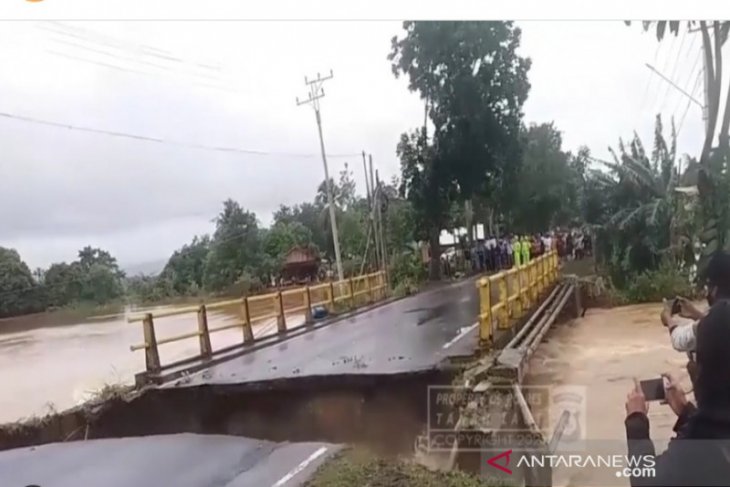Severe flooding submerges most of S Kalimantan, road cut off