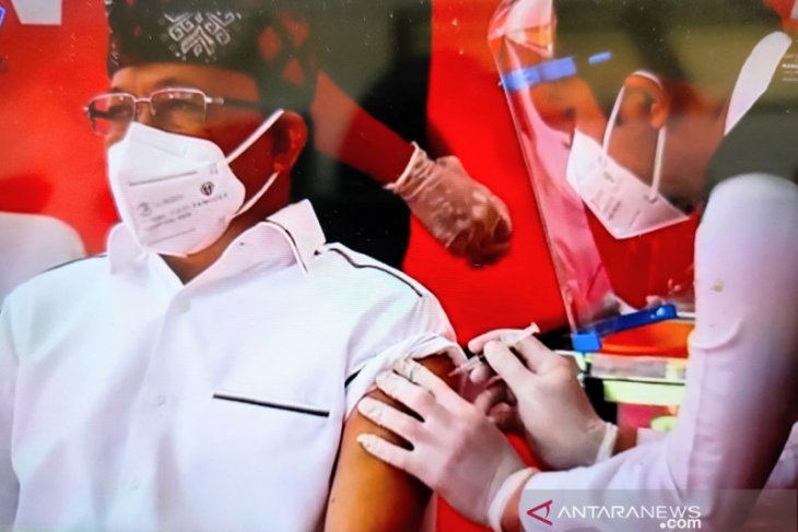 Gubernur Bali jadi orang pertama disuntik vaksin COVID-19 (video)