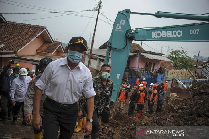 Menko PMK tinjau lokasi longsor 