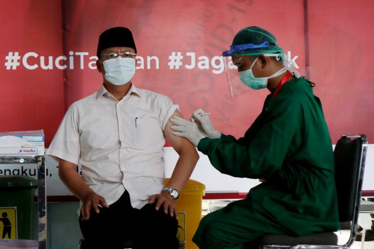 Vaksinasi Gubernur Bengkulu