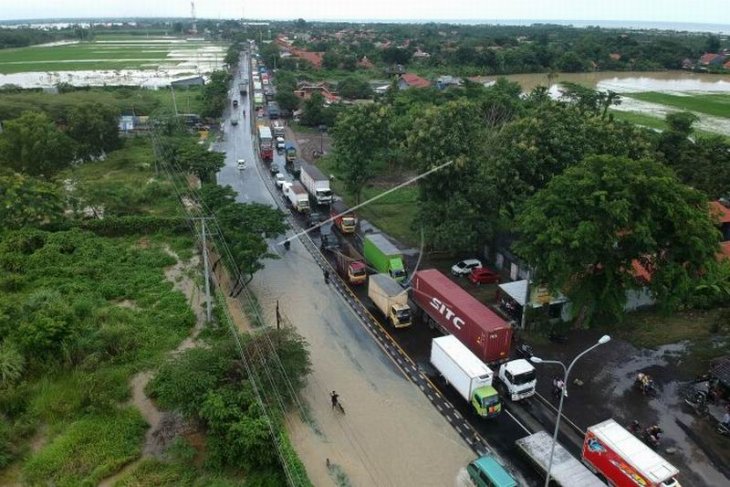 Jalur Pantura Tegal banjir