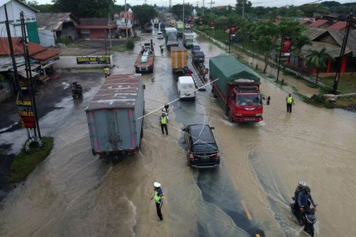 Jalur Pantura Tegal banjir