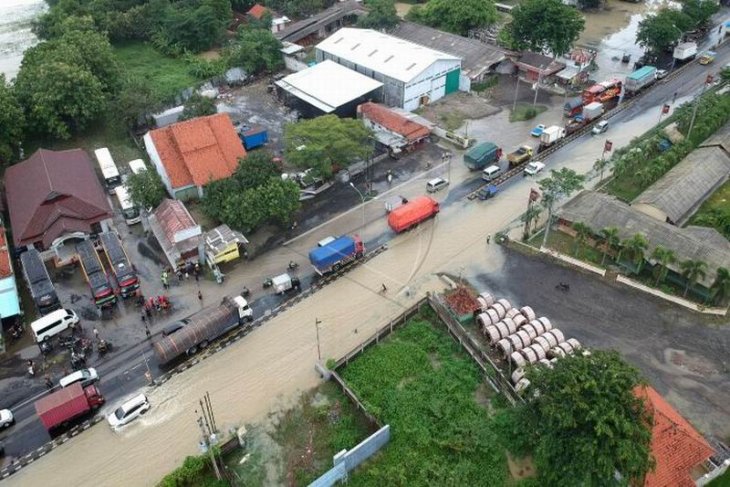 Jalur Pantura Tegal banjir