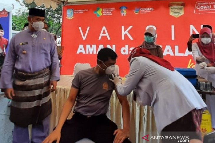 Pejabat, tokoh agama dan masyarakat di Kota Jambi mendapat suntikan vaksin COVID-19