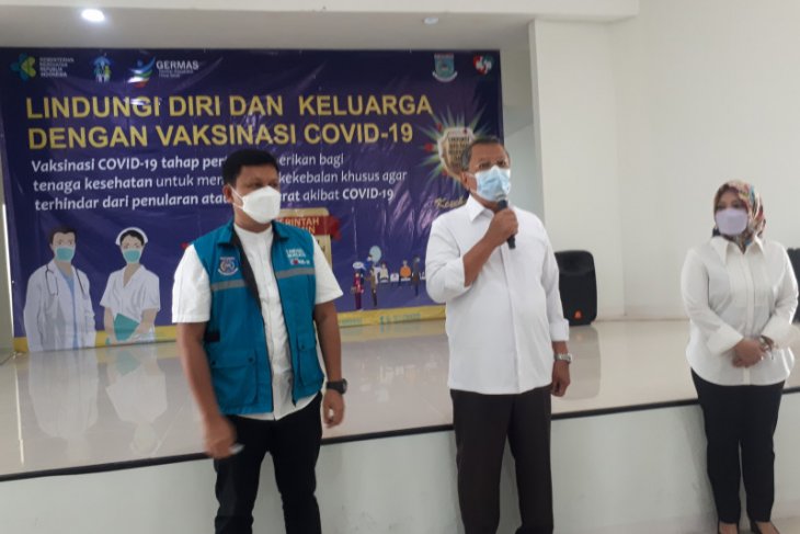 Tenaga medis di Tangerang Selatan ikuti vaksinasi COVID-19