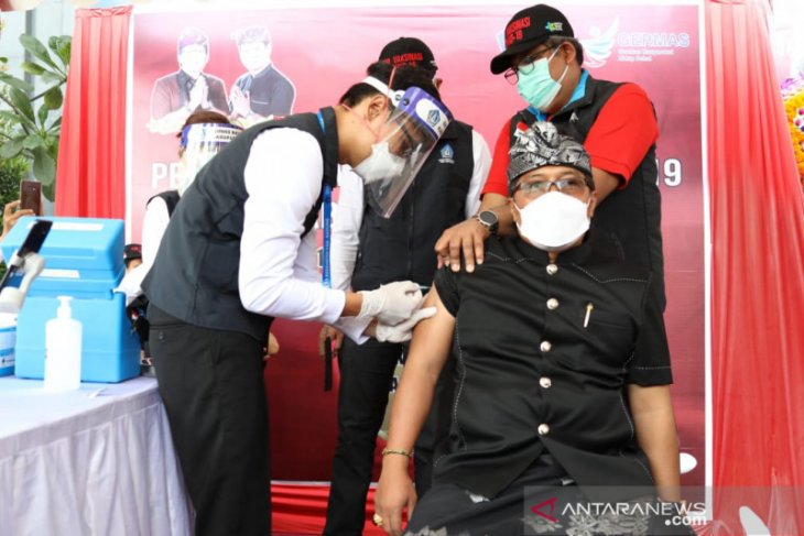 Disuntik vaksin, Bupati Badung: vaksinasi COVID-19 itu aman