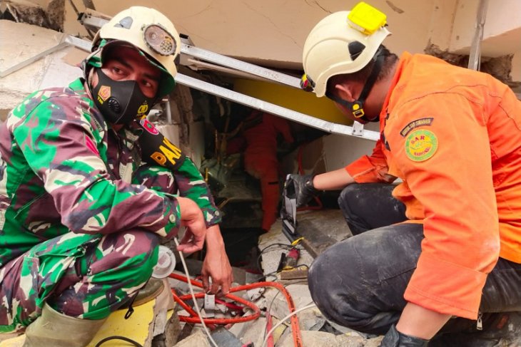 Tim Basarnas evakuasi korban gempa 6,2 magnitudo di Sulawesi Barat