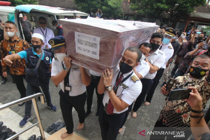 Jenazah co-pilot Fadly Satrianto dimakamkan di Surabaya