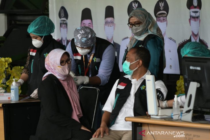 118 tenaga kesehatan di Kota Bekasi divaksin COVID-19