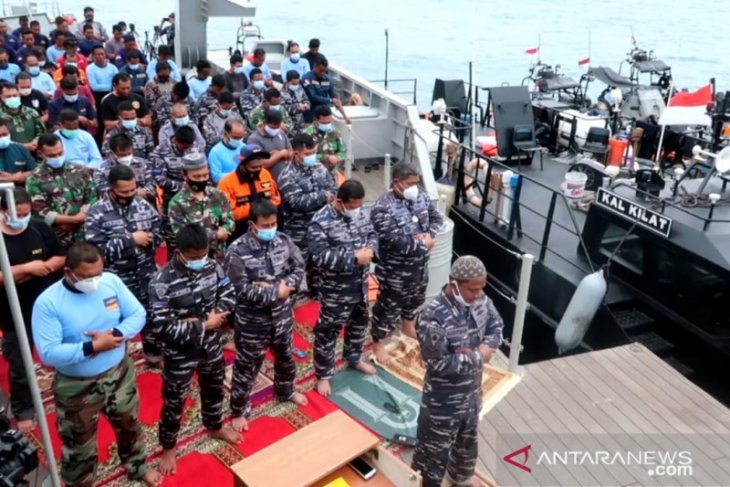 Tim SAR TNI-AL Shalat Jumat di KRI Rigel-933