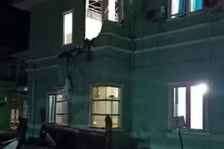 Bangunan bertingkat di Mamuju roboh akibat gempa