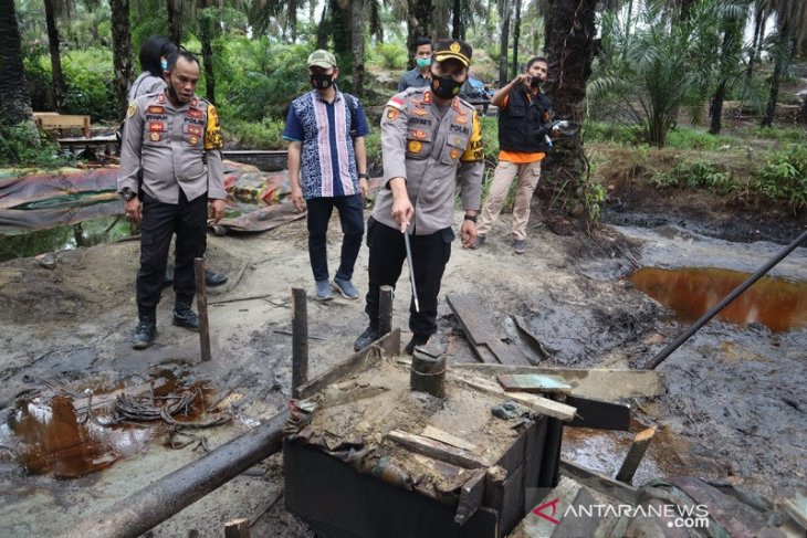 47 sumur minyak ilegal ditutup gunakan semen cor