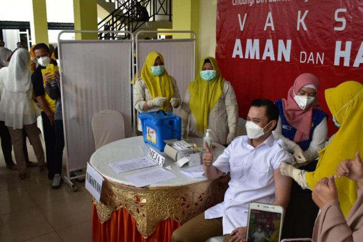 Foto - Ryan Kono jalani vaksinasi perdana di Kota Gorontalo