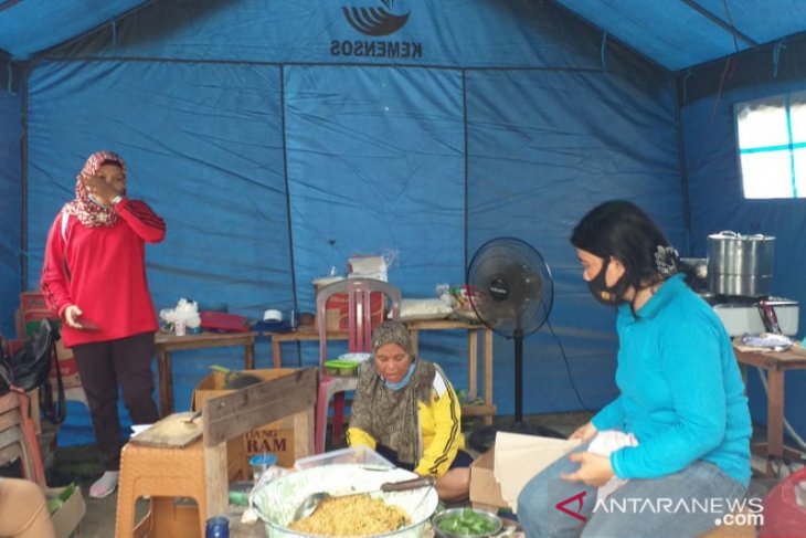 Pengungsi korban banjir di Belitung dapat layanan dapur umum