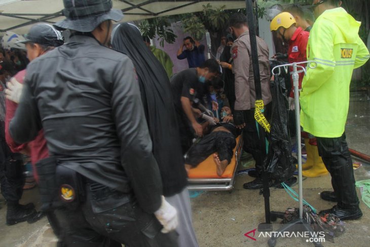Evakuasi korban gempa bumi di RS Mitra Manakarra Mamuju ...