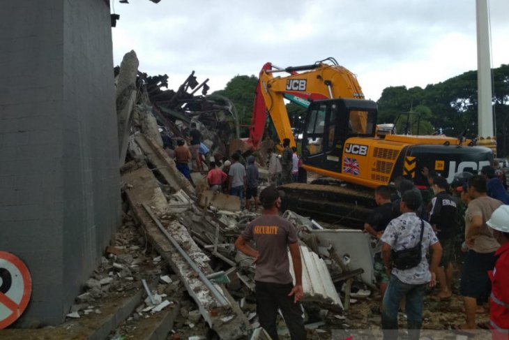 Dua orang selamat dari reruntuhan Kantor Gubernur Sulawesi Barat