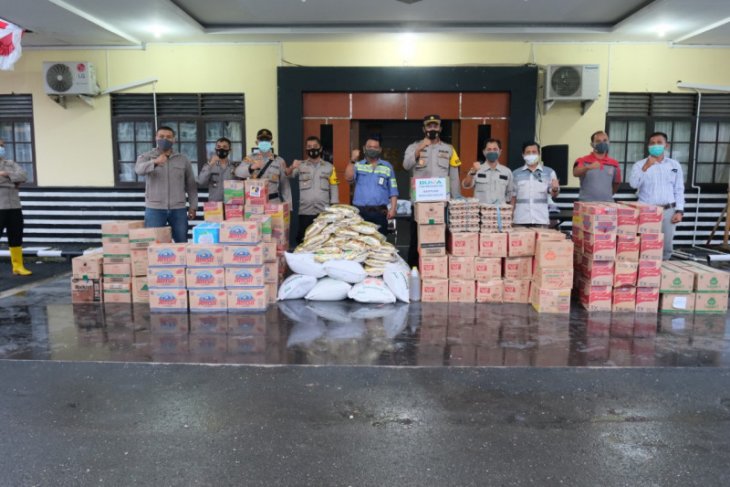 Kapolres Balangan salurkan bantuan Adaro Group kepada korban banjir