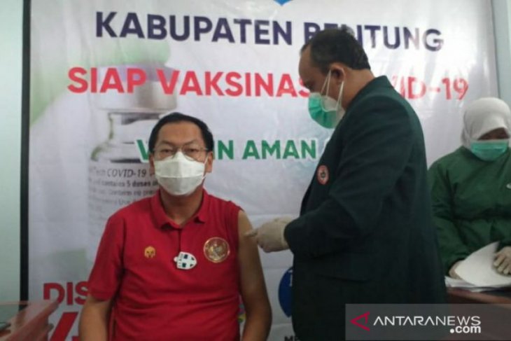 Wakil Bupati Belitung berhasil disuntik vaksin COVID-19 tanpa rasa sakit