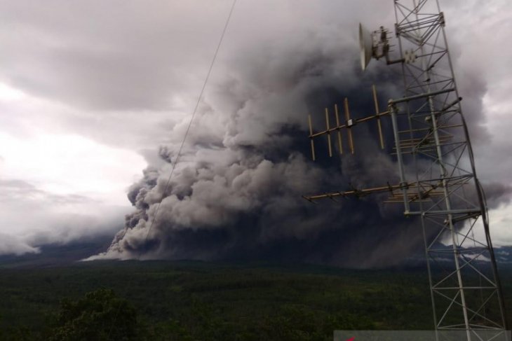 Ada guguran awan panas status Gunung Semeru  masih waspada 