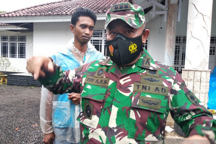 TNI bersihkan reruntuhan gedung akibat gempa