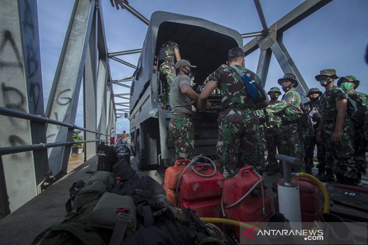 Korps Marinir TNI AL Bantu Evakuasi Banjir