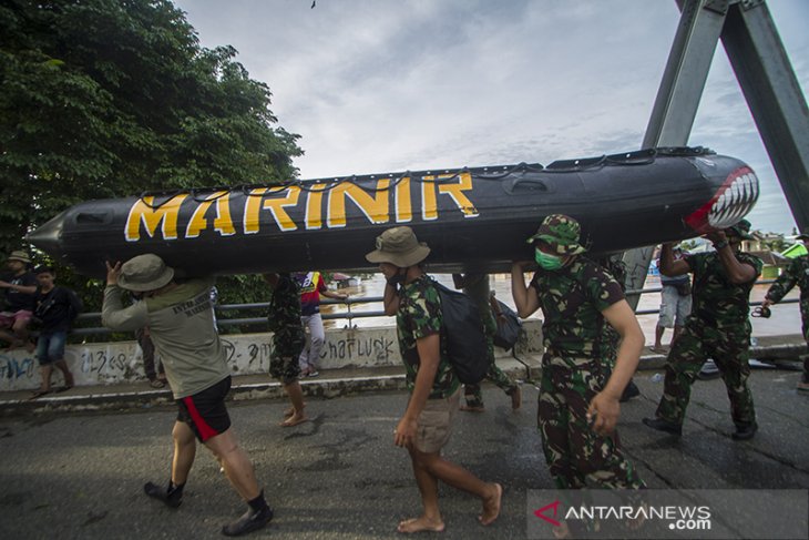 Korps Marinir TNI AL Bantu Evakuasi Warga 