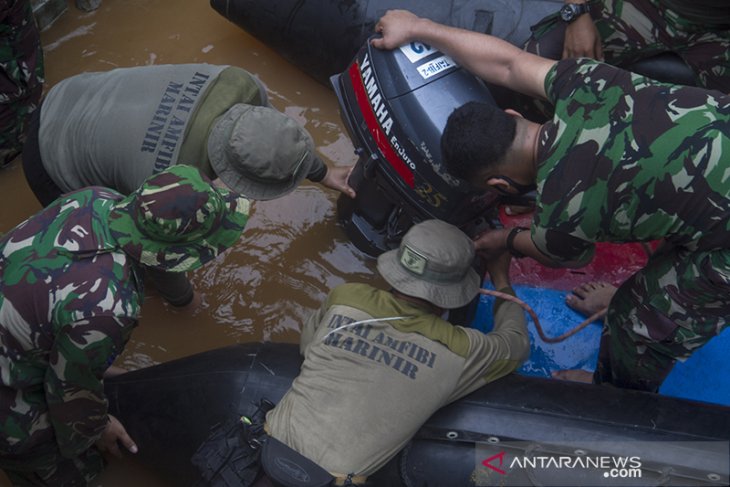 Korps Marinir TNI AL Bantu Evakuasi Banjir
