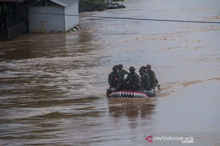 Korps Marinir TNI AL Bantu Evakuasi Banjir