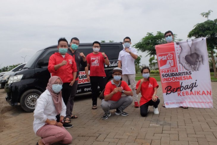 Selama PPKM, PSI Surabaya bagikan ratusan masker dan makanan secara rutin