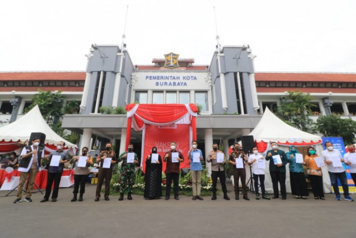 Vaksinasi di Surabaya dimulai, Forpimda beri contoh vaksinasi aman dan halal