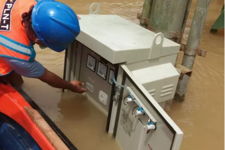Banjir Kalbar-Kalsel, PLN terus berusaha menormalkan pasokan listrik