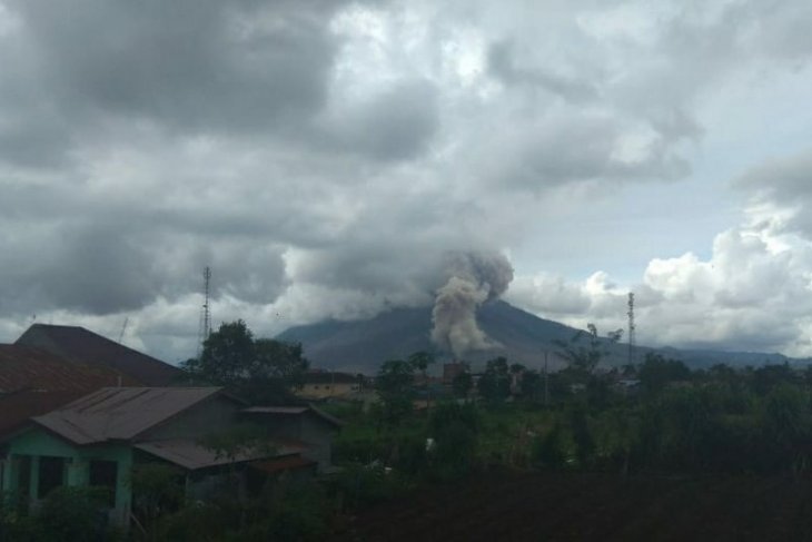 BPBD Karo: Gunung Sinabung erupsi, tinggi kolom abu tidak teramati