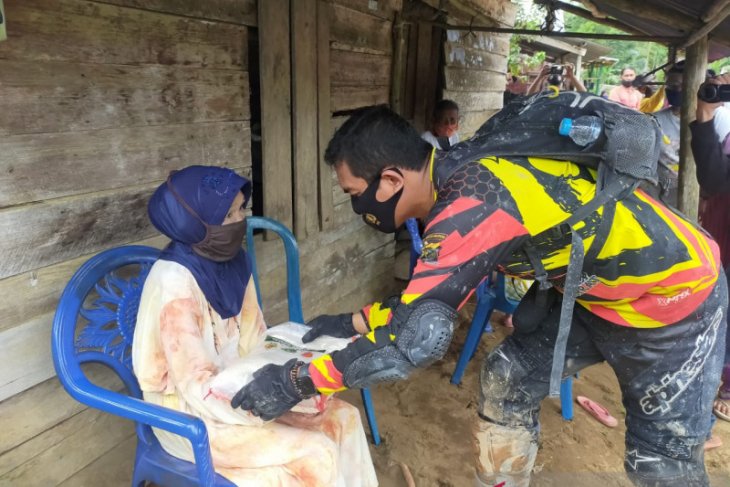 Polres Bangka Barat salurkan bantuan sembako di Kecamatan Kelapa
