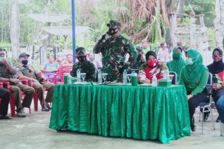 Danrem 121/ABW serahkan bantuan korban kebakaran Rumah Betang Sayut